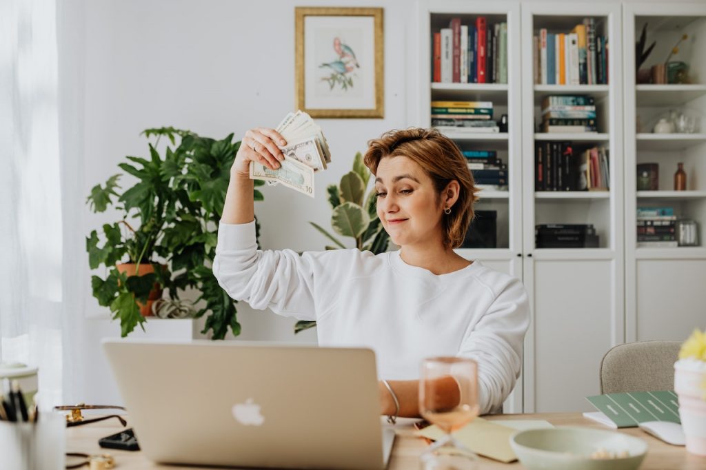 stop-chasing-money-earn-smart-women-with-money